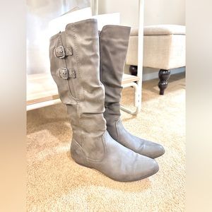 Gray slouchy shaft knew high boot